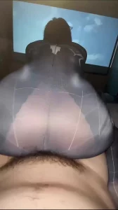 私人影院偷情蜘蛛侠少妇！被门外漂亮小姐姐发现了！