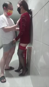 少妇房间门口口交啪啪，差点被人发现